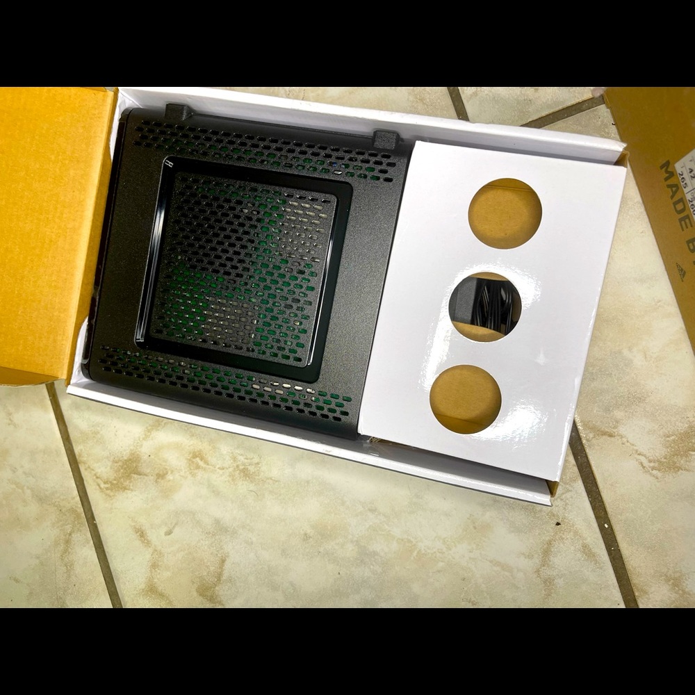 ARRIS Surfboard DOCSIS 3.0 Cable Modem & WIFI Router - Picture 2 of 4